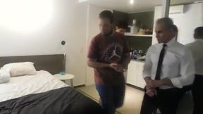 los amigos de mi marido me cojen primero me meten una verga de 35 x14 luego una botella de toda adentro del culo y toman directo del culo para festejar