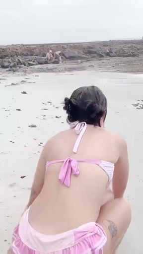 LATINA AMATEUR SHOWS OFF HER ASSETS