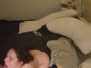 Meia irmã seduz meio irmão na cama e implora por porra na boca