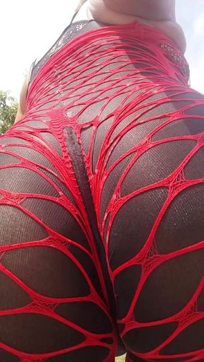 Knky Bee: Slo-mo Twerking in Red Nets Outside