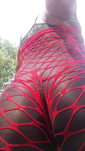 Knky Bee: Slo-mo Twerking in Red Nets Outside