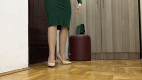 HER TIRED FEET AND PANTYHOSE AFTER HARD WORKING DAY - MP4 Mobile Version
