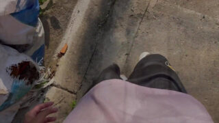 Tüylü amatör eşcinsel, kalçadan ilişkiye girmeden önce büyük penisini okşuyor.