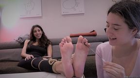 Sharon VS Susy: solletico ai piedi! - Sharon VS Susy: foot tickling!