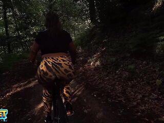 Culona en leggins apretados pasea por el bosque en bicicleta y termina mamando y follando al aire libre con su enorme culo