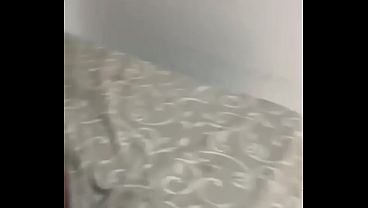 Morena casada gostosa sentando no neg&atilde_o dotado de 23cm na frente do marido corno