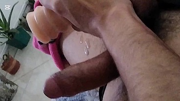Me masturbe en la cama con mi amigo y el me espió todo el tiempo