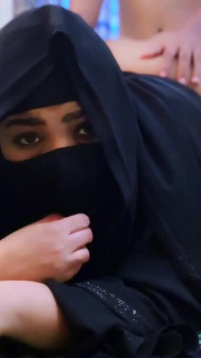 Memorable moment from &quot;khadimat saeudiat muslimat tumaris aljins mae mudiriha fi aleamal eindama kanat mukhtiatan fi aleamal&quot;