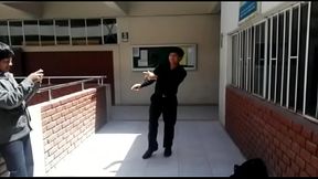 bailando para m&iacute_ t&iacute_o por un Alcatel , despu&eacute_s me lo revent&oacute_ pero vali&oacute_ la pena