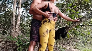 Trilha gostosa e safada,fudemos ali mesmo ao ar livre com ele gemendo com muito tesão