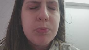 Chubby girl chews gum slowly and stretches it with her tongue — close-up mouthplay, wet chewing sounds, drooling fetish, bubble blowing, tongue tease for oral lovers!