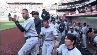 Pria-pria berotot menghisap penis sebelum melakukan penetrasi anal yang intens.