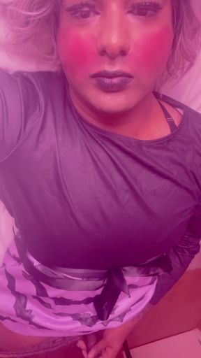 Crossdresser masturbates on her bed