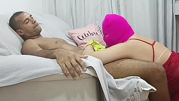 Mamando o carioca e fazendo ele gozar no pelo