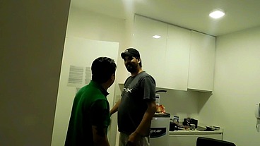 EL AMIGO KIRCHNERISTA DE MI MARIDO VIENE PARA HABLAR DE PONER UN MERENDERO Y TERMINAN COJIENDOLE EL CULO A LA MUCAMA , DE BRONCA ME TRAJE UN GENDARME PARA COJERME ...