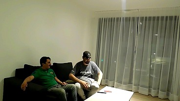 EL AMIGO KIRCHNERISTA DE MI MARIDO VIENE PARA HABLAR DE PONER UN MERENDERO Y TERMINAN COJIENDOLE EL CULO A LA MUCAMA , DE BRONCA ME TRAJE UN GENDARME PARA COJERME ...
