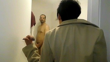 EL AMIGO KIRCHNERISTA DE MI MARIDO VIENE PARA HABLAR DE PONER UN MERENDERO Y TERMINAN COJIENDOLE EL CULO A LA MUCAMA , DE BRONCA ME TRAJE UN GENDARME PARA COJERME ...