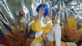 Levy von der Cosplayerin von Fairy Tail raucht und neckt ihre Muschi