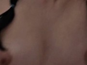 Flaca de 19 años cogiendo y gimiendo en el baño sin condón