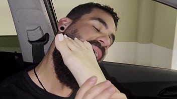 pedir para putadeixa chupar os pes dela no carro