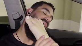 pedir para putadeixa chupar os pes dela no carro