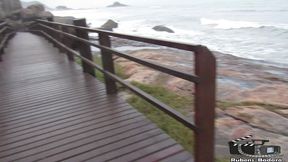 atriz manu fox desafia a natureza e fica peladinha na cama anchieta praia.
