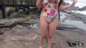atriz manu fox desafia a natureza e fica peladinha na cama anchieta praia.