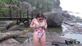 atriz manu fox desafia a natureza e fica peladinha na cama anchieta praia.
