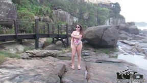 atriz manu fox desafia a natureza e fica peladinha na cama anchieta praia.