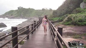 atriz manu fox desafia a natureza e fica peladinha na cama anchieta praia.