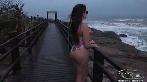 atriz manu fox desafia a natureza e fica peladinha na cama anchieta praia.
