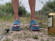 sexy ladyboy camina en publico con minifalda y sandalias muy caliente