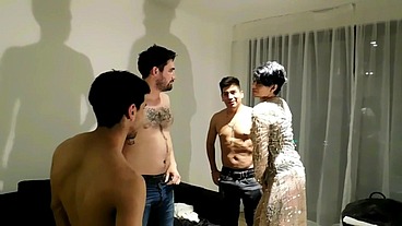 ORGIA EN LO DEL VECINO...ME LLAMA EL VECINO PARA CONOCER A LOS AMIGOS Y TERMINO EN ORGIA , RECOJIDA...POR TODOS