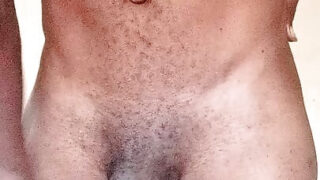Caldo ragazzo gay che si accarezza il cazzo da solo