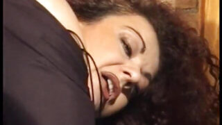 La peluda Jessie Jensen recibe una desagradable corrida anal