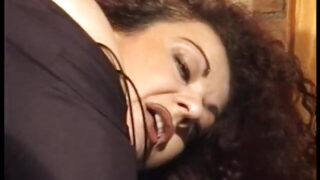 La peluda Jessie Jensen recibe una desagradable corrida anal