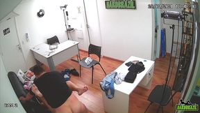 diretor e flagrado pelas cameras de seguraca fudendo uma visitante que propos um teste - michelly beatriz