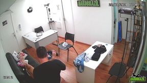 diretor e flagrado pelas cameras de seguraca fudendo uma visitante que propos um teste - michelly beatriz