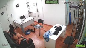 diretor e flagrado pelas cameras de seguraca fudendo uma visitante que propos um teste - michelly beatriz