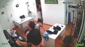 diretor e flagrado pelas cameras de seguraca fudendo uma visitante que propos um teste - michelly beatriz