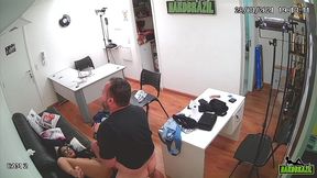 diretor e flagrado pelas cameras de seguraca fudendo uma visitante que propos um teste - michelly beatriz