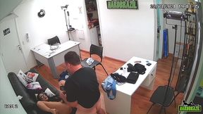 diretor e flagrado pelas cameras de seguraca fudendo uma visitante que propos um teste - michelly beatriz