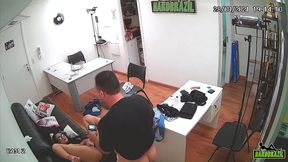 diretor e flagrado pelas cameras de seguraca fudendo uma visitante que propos um teste - michelly beatriz