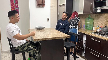 Esposa Ama de Casa le Gusta Chupar Salchicha Cuando el Amigo de su Marido se la en la Boca se Transforma en una Puta Al frente de su Marido Cornudo