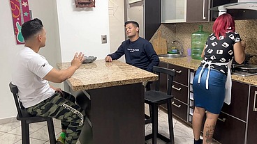 Esposa Ama de Casa le Gusta Chupar Salchicha Cuando el Amigo de su Marido se la en la Boca se Transforma en una Puta Al frente de su Marido Cornudo