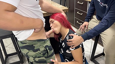 Esposa Ama de Casa le Gusta Chupar Salchicha Cuando el Amigo de su Marido se la en la Boca se Transforma en una Puta Al frente de su Marido Cornudo