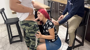 Esposa Ama de Casa le Gusta Chupar Salchicha Cuando el Amigo de su Marido se la en la Boca se Transforma en una Puta Al frente de su Marido Cornudo