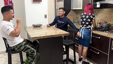 Esposa Ama de Casa le Gusta Chupar Salchicha Cuando el Amigo de su Marido se la en la Boca se Transforma en una Puta Al frente de su Marido Cornudo