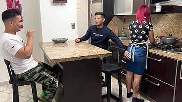Esposa Ama de Casa le Gusta Chupar Salchicha Cuando el Amigo de su Marido se la en la Boca se Transforma en una Puta Al frente de su Marido Cornudo