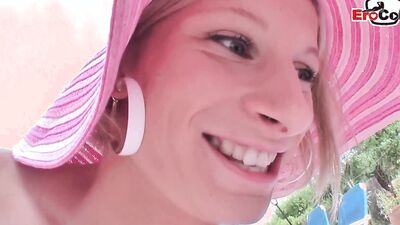 2 deutsche blonde Girls werden am Strand von Malle aufgerissen und gefickt